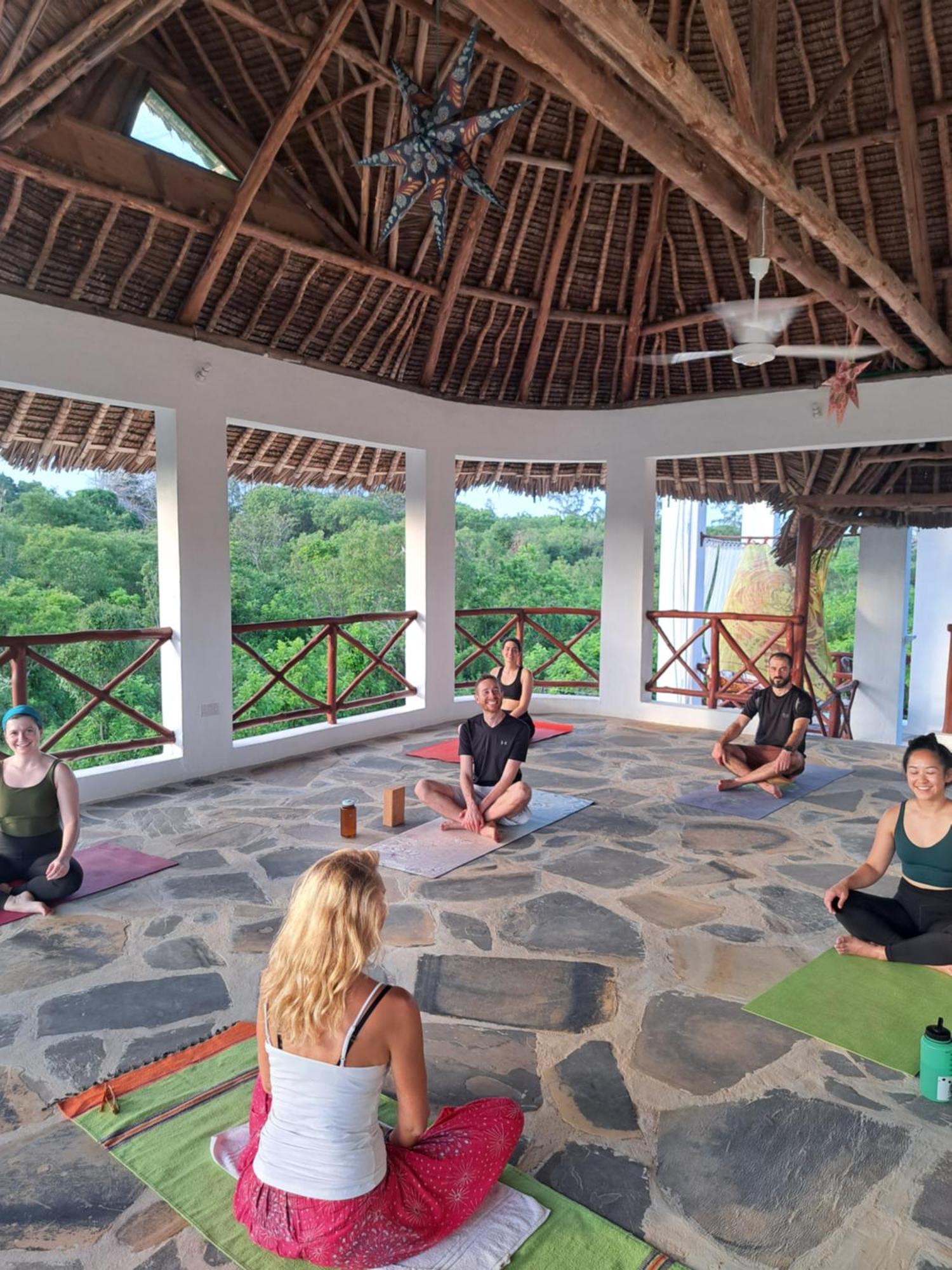לינה וארוחת בוקר אוקונדה Diani Yoga Barn מראה חיצוני תמונה